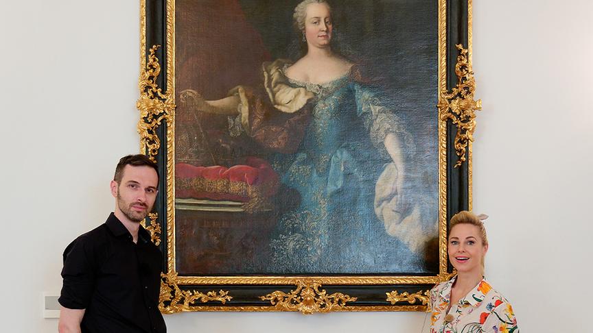 Martin Kašák führt Silvia durch die Burg Bratislava.