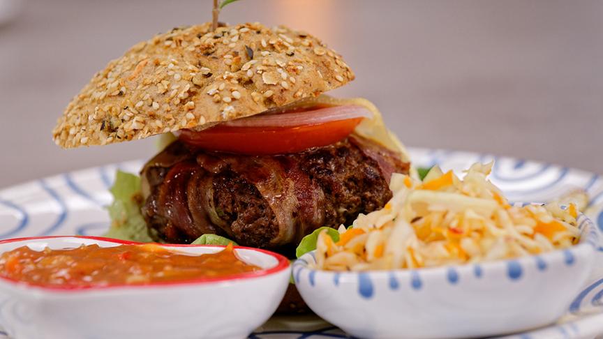 Burger vom Pustertaler Sprinzen mit Kraut-Kürbissalat, Spiegelei und Barbecue-Sauce