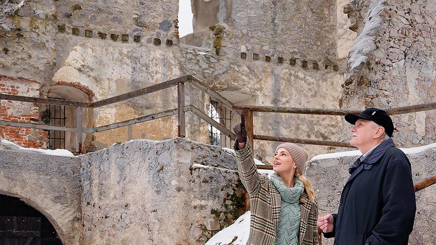 Franz Peter Wanek zeigt Silvia die Burgruine Kirchschlag.