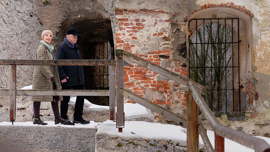 Franz Peter Wanek zeigt Silvia die Burgruine Kirchschlag.