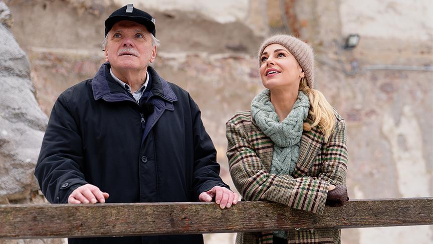 Franz Peter Wanek zeigt Silvia die Burgruine Kirchschlag.