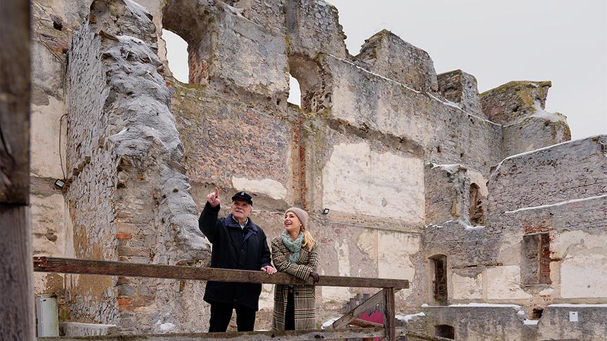 Franz Peter Wanek zeigt Silvia die Burgruine Kirchschlag.