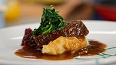 Burgunder-Rindsbraten, Erdapfelpüree & Spinat