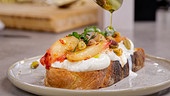 Burrata mit gegrillten Pfirsichen und Pistazien