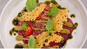 Carpaccio vom Rinderfilet mit Basilikum- Kürbiskernpesto und Bergkäsecracker
