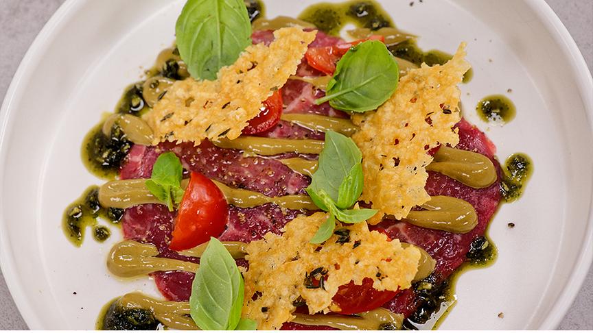 © ORF/ Silvia Schneider GmbH/ Juraj Melicher Carpaccio vom Rinderfilet mit Basilikum- Kürbiskernpesto und Bergkäsecracker