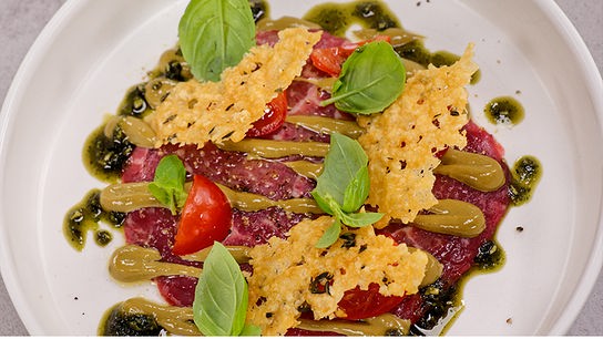 © ORF/ Silvia Schneider GmbH/ Juraj Melicher Carpaccio vom Rinderfilet mit Basilikum- Kürbiskernpesto und Bergkäsecracker