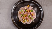 © Foto: ORF/ Silvia Schneider GmbH/ Juraj Melicher Ceviche vom BIO-Saibling mit Chili-Radieschen und Kikos
