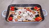 © Foto: ORF/ Silvia Schneider GmbH/ Juraj Melicher Clafoutis mit Beeren an Rhabarber-Ragout