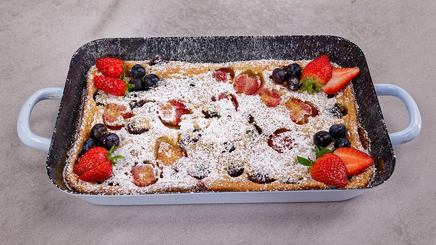 © Foto: ORF/ Silvia Schneider GmbH/ Juraj Melicher Clafoutis mit Beeren an Rhabarber-Ragout