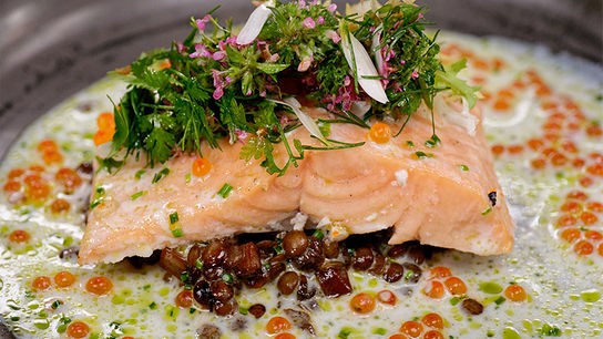 © Foto: ORF/ Silvia Schneider GmbH/ Juraj Melicher Confierter Saibling mit Berglinsen, Molke & Kräutersalat