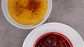 Creme Brûlée mit Zwetschkenröster