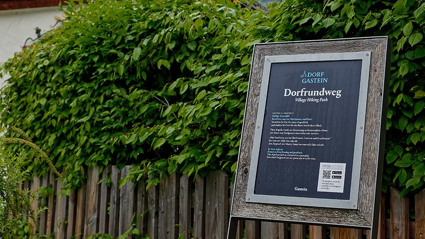 Silvia geht den Dorfgasteiner Dorfrundweg entlang.