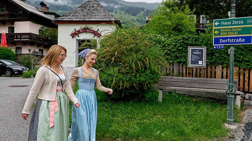 Silvia geht den Dorfgasteiner Dorfrundweg entlang.