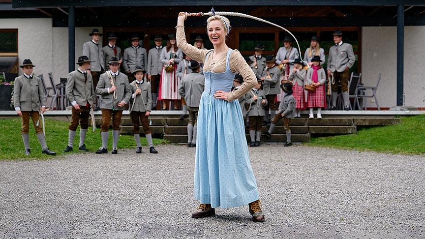 Silvia versucht sich beim traditionellen "Schnalzen". 