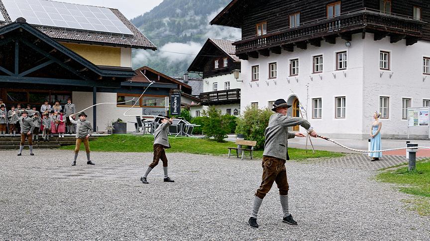 Der örtliche Herreiterverein beim traditionellen "Schnalzen". 