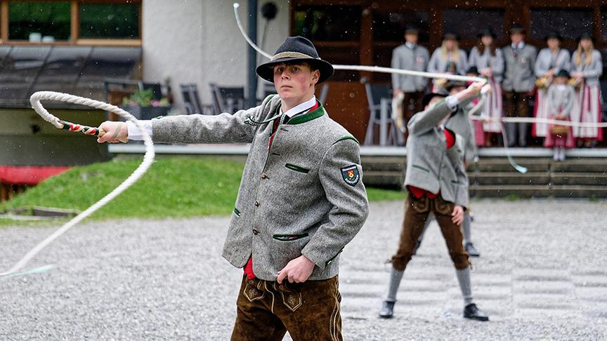 Der örtliche Herreiterverein beim traditionellen "Schnalzen". 