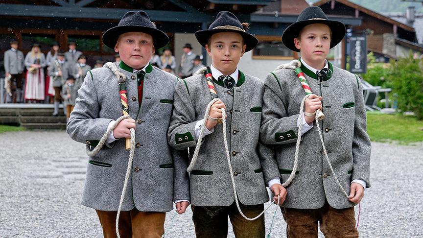 Der örtliche Herreiterverein beim traditionellen "Schnalzen". 