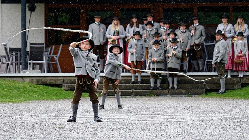 Der örtliche Herreiterverein beim traditionellen "Schnalzen". 