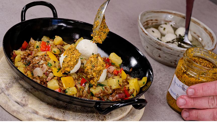 © ORF/ Silvia Schneider GmbH/ Juraj Melicher Ennstaler Roggen-Erdäpfelgröstl mit Paprika, Frischkäse und Paradeiser-Pesto