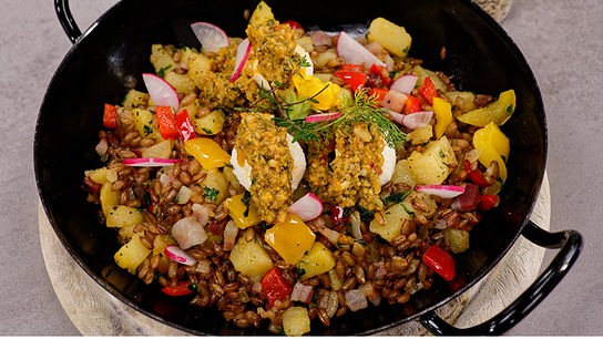 © ORF/ Silvia Schneider GmbH/ Juraj Melicher Ennstaler Roggen-Erdäpfelgröstl mit Paprika, Frischkäse und Paradeiser-Pesto