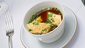 Erbsenschöberl mit Bouillon