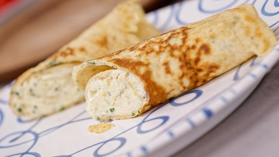 Erdäpfel-Kräuterpalatschinken mit Bergkäse und Blattsalat mit steirischem Kürbiskernöl