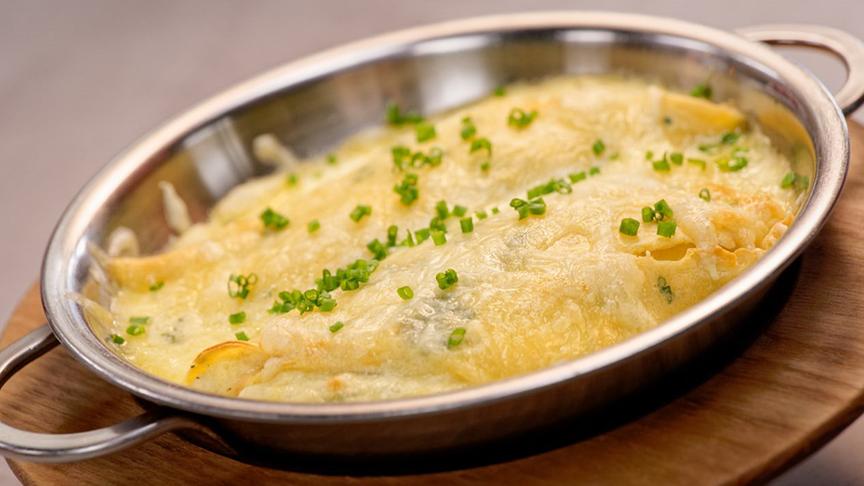 Erdäpfel-Kräuterpalatschinken mit Bergkäse und Blattsalat mit steirischem Kürbiskernöl