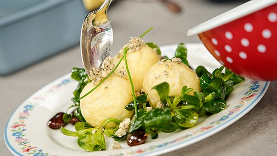 Erdäpfel & Steirerkas Knödel mit Salat