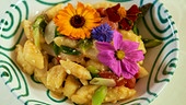 Erdäpfel-Topfengnocchi mit weißem und grünem Spargel