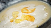 Erdapfel-Lauch-Cremesuppe mit Erdapfelchips