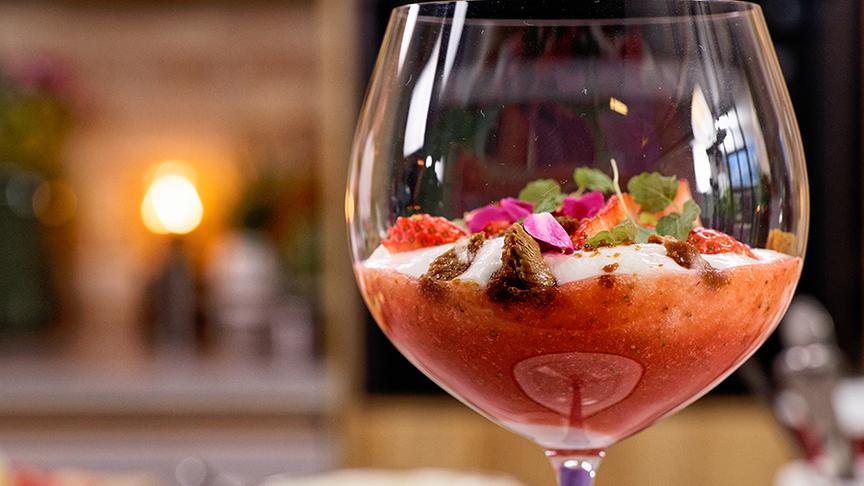 Erdbeeren mit Jogurt und Hollerblüte