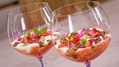 Erdbeeren mit Jogurt und Hollerblüte