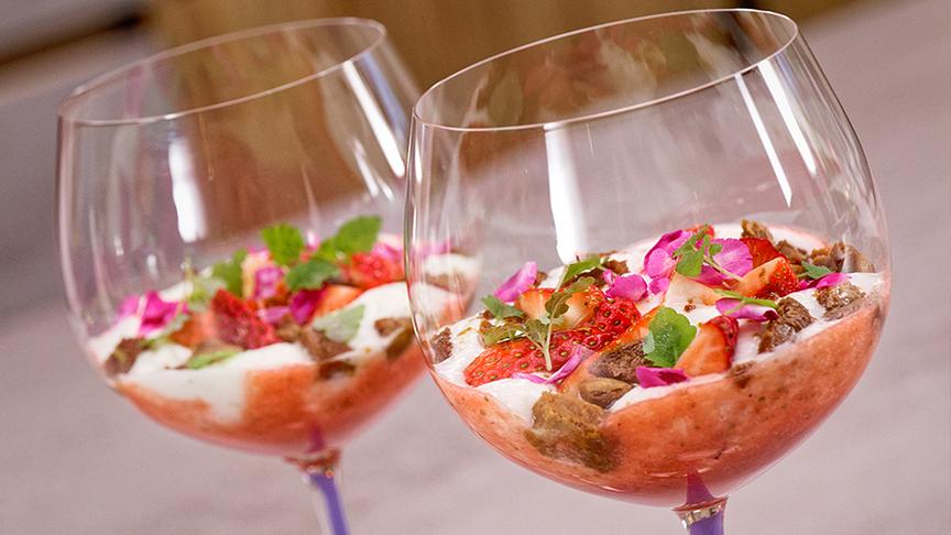 Erdbeeren mit Jogurt und Hollerblüte