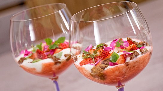 © Foto: ORF/ Silvia Schneider GmbH/ Juraj Melicher Erdbeeren mit Jogurt und Hollerblüte