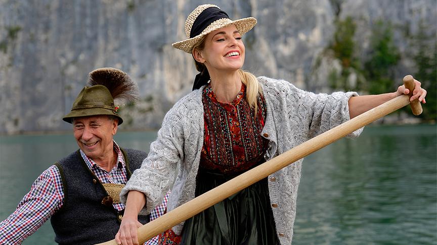 Silvia fährt mit den Traunerlbläsern über den See.