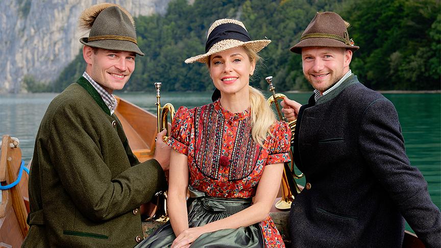 Silvia fährt mit den Traunerlbläsern über den See.