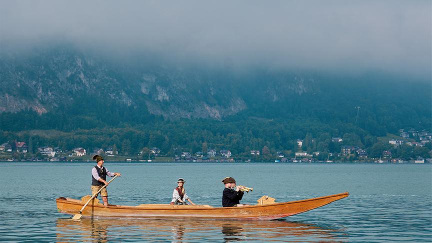 Silvia fährt mit den Traunerlbläsern über den See.