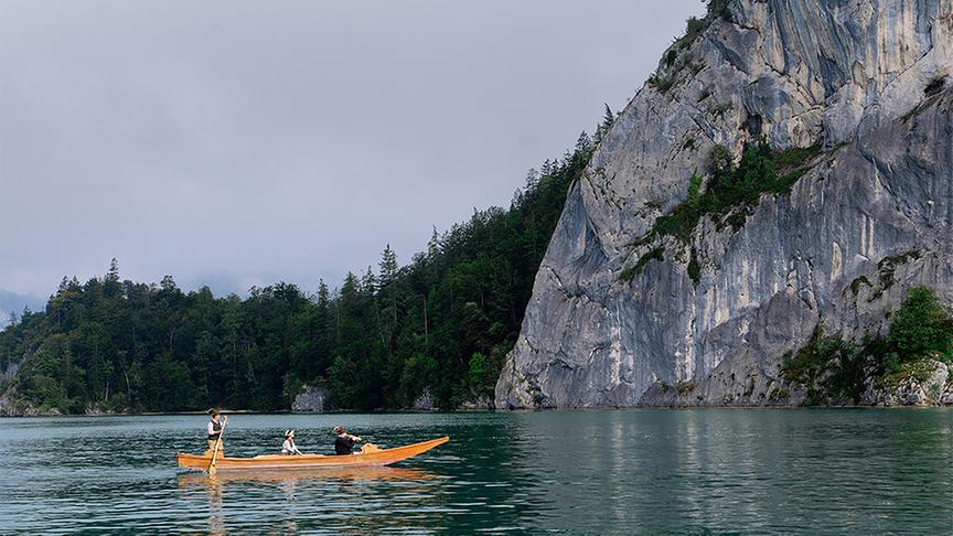 Silvia fährt mit den Traunerlbläsern über den See.