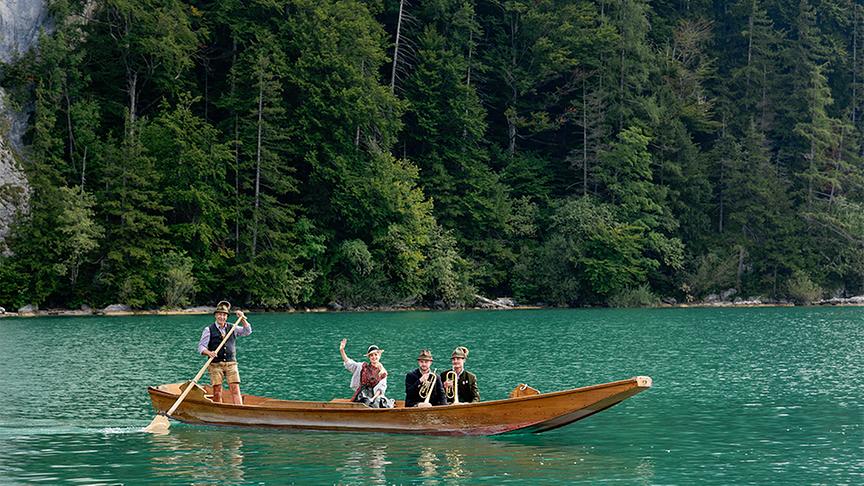 Silvia fährt mit den Traunerlbläsern über den See.