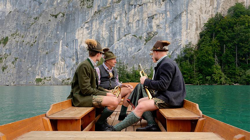 Silvia fährt mit den Traunerlbläsern über den See.