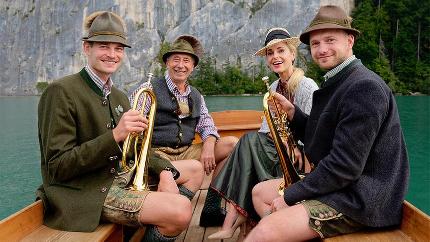 Silvia fährt mit den Traunerlbläsern über den See.