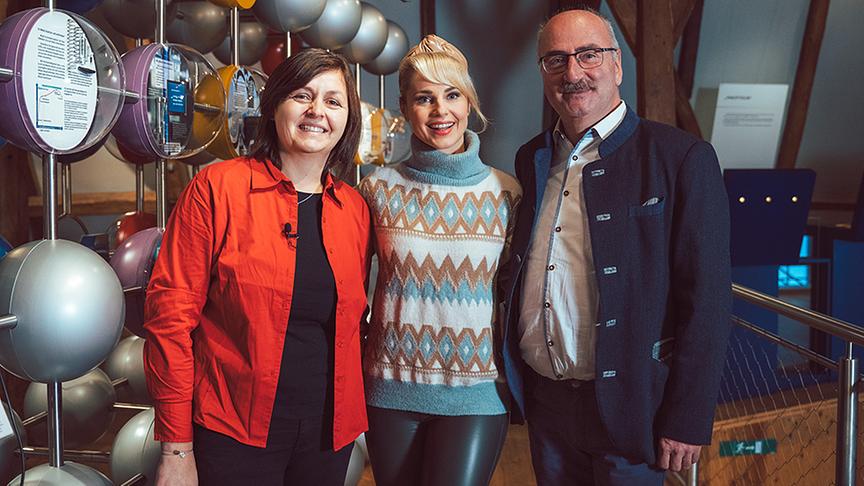 © Foto: Simeon Baker Silvia mit Claudia Rumpl und dem Bürgermeister von Ybbsitz.