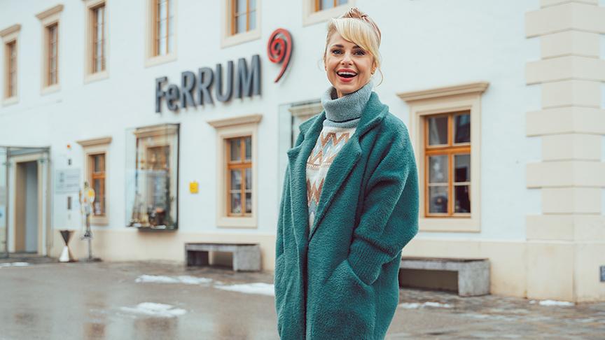 © Foto: Simeon Baker Silvia vor dem FeRRUM - Das Eisenerlebnismuseum in Ybbsitz.