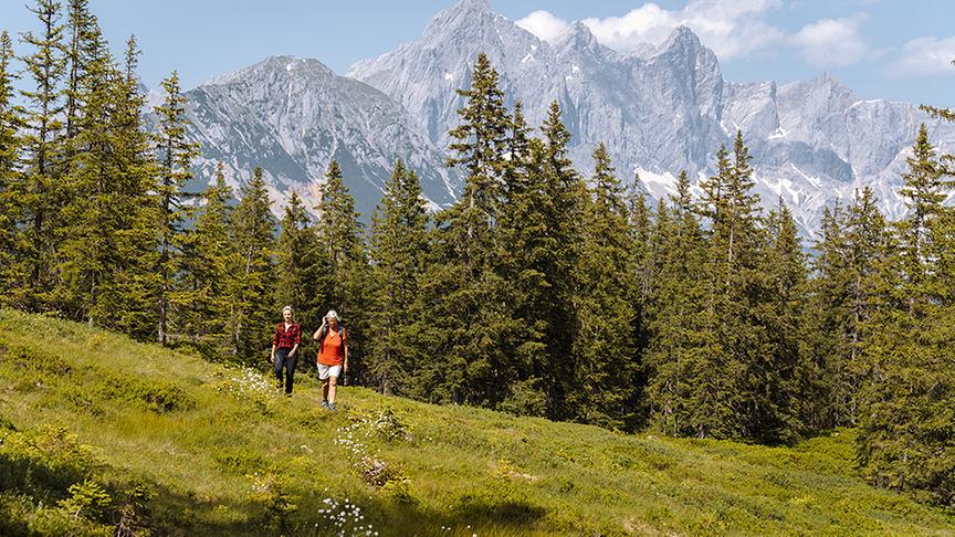 Silvia unterwegs am Rossbrand mit Wanderführerin Eva Salzegger.