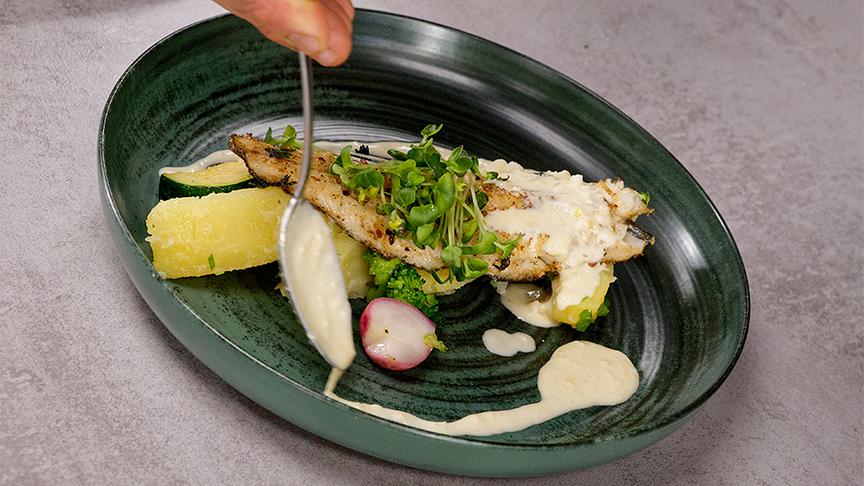 Forellenfilet mit Kartoffeln, Gemüse und Zitronensauce