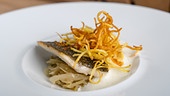 Gebratenes Forellenfilet auf Weißkraut, Sauerrahmschaum und Kartoffelstroh