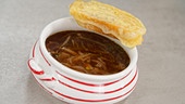 Französische Zwiebelsuppe mit Bergkäse Crouton