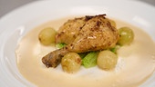 Freilandhuhn mit Wirsing-Trauben-Gemüse und Pfeffersauce