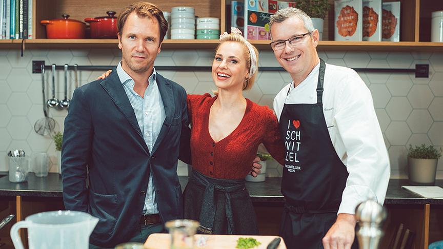 Silvia Schneider mit Markus Brunner (Küchenchef im Restaurant Figlmüller) und Thomas Figlmüller.